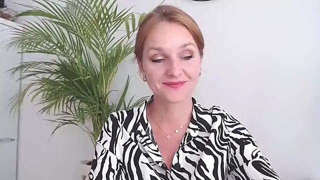 Snapshot of AliciaDesire chatting on 09/29/25, 01:39 AliciaDesire online show from 09/29/25, 01:39