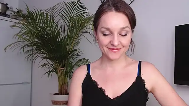 Snapshot of AliciaDesire chatting on 02/11/25, 10:36 AliciaDesire online show from 02/11/25, 10:36
