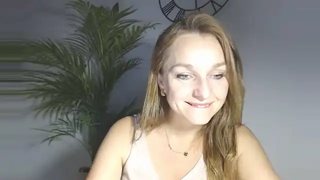 Snapshot of AliciaDesire chatting on 11/18/25, 03:04 AliciaDesire online show from 11/18/25, 03:04