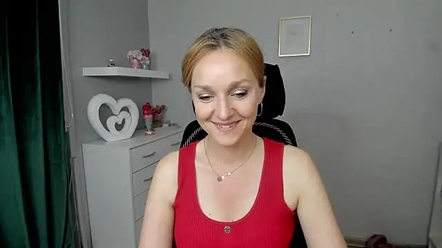 Snapshot of AliciaDesire chatting on 05/21/26, 05:43 AliciaDesire online show from 05/21/26, 05:43