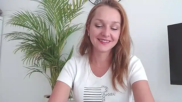 Snapshot of AliciaDesire chatting on 10/20/25, 01:00 AliciaDesire online show from 10/20/25, 01:00