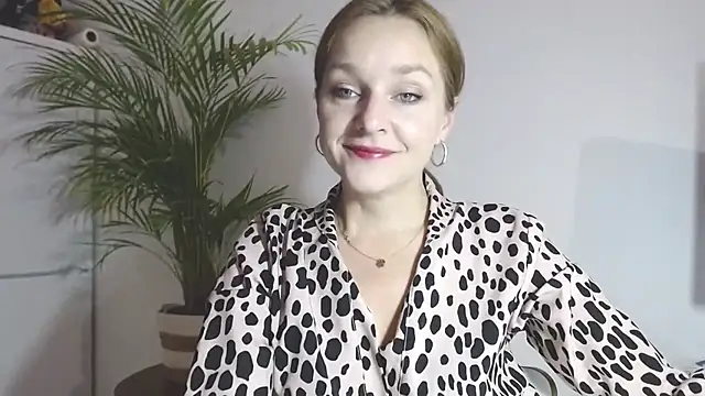 Snapshot of AliciaDesire chatting on 12/04/25, 06:56 AliciaDesire online show from 12/04/25, 06:56