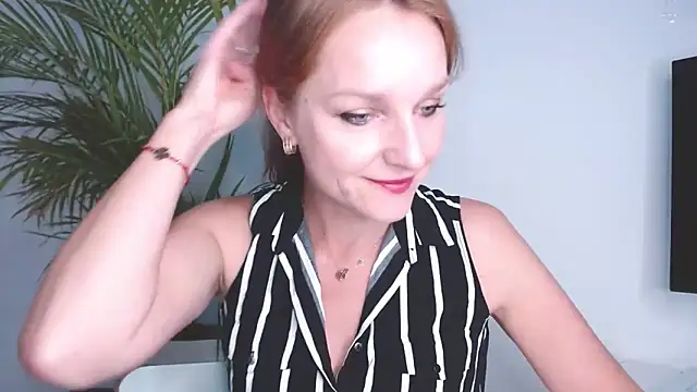 Snapshot of AliciaDesire chatting on 09/30/25, 05:57 AliciaDesire online show from 09/30/25, 05:57