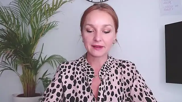 Snapshot of AliciaDesire chatting on 09/16/25, 01:01 AliciaDesire online show from 09/16/25, 01:01