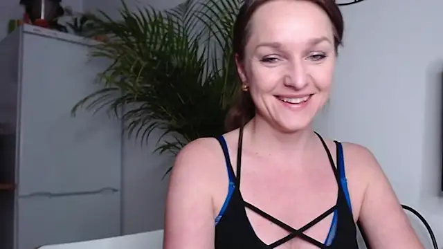 Snapshot of AliciaDesire chatting on 02/13/25, 05:54 AliciaDesire online show from 02/13/25, 05:54