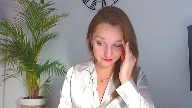 Snapshot of AliciaDesire chatting on 11/26/25, 02:06 AliciaDesire online show from 11/26/25, 02:06