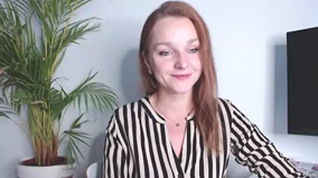 Snapshot of AliciaDesire chatting on 11/12/25, 02:10 AliciaDesire online show from 11/12/25, 02:10