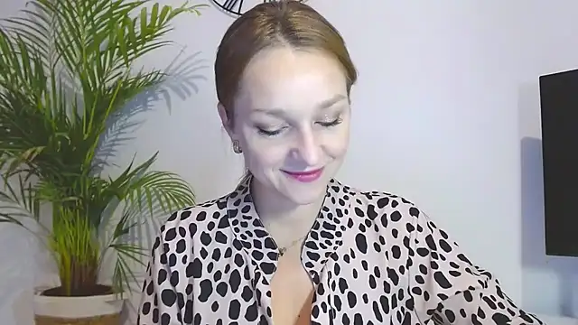 Snapshot of AliciaDesire chatting on 11/21/25, 06:56 AliciaDesire online show from 11/21/25, 06:56