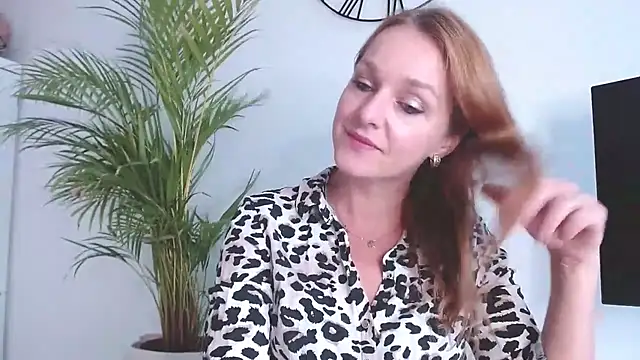 Snapshot of AliciaDesire chatting on 10/28/25, 01:54 AliciaDesire online show from 10/28/25, 01:54