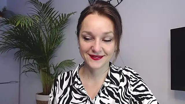 Snapshot of AliciaDesire chatting on 01/08/25, 08:06 AliciaDesire online show from 01/08/25, 08:06