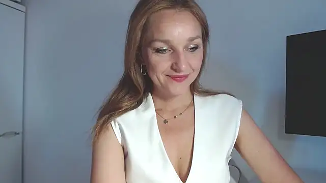 Snapshot of AliciaDesire chatting on 05/29/26, 05:46 AliciaDesire online show from 05/29/26, 05:46