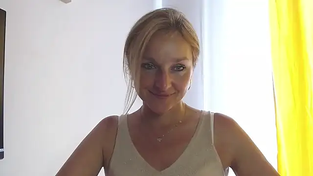 Snapshot of AliciaDesire chatting on 06/23/26, 03:10 AliciaDesire online show from 06/23/26, 03:10