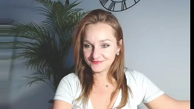 Snapshot of AliciaDesire chatting on 11/19/25, 01:55 AliciaDesire online show from 11/19/25, 01:55