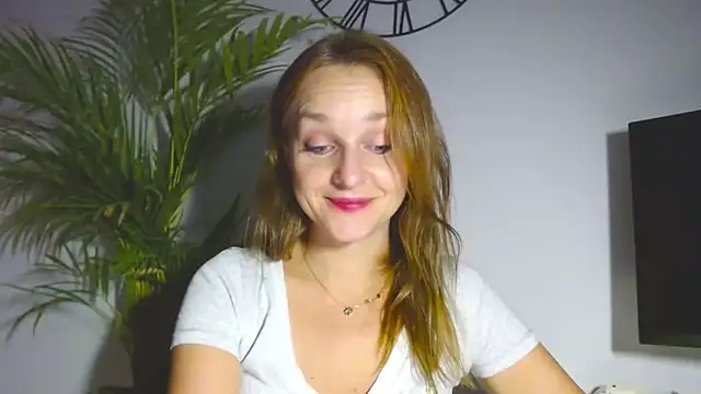 Snapshot of AliciaDesire chatting on 11/17/25, 03:27 AliciaDesire online show from 11/17/25, 03:27