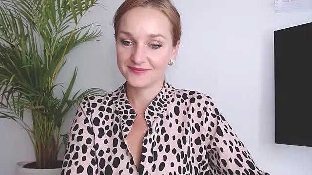 Snapshot of AliciaDesire chatting on 09/26/25, 06:42 AliciaDesire online show from 09/26/25, 06:42