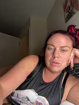 Snapshot of redxxxvixen chatting on 05/20/26, 11:46 redxxxvixen online show from 05/20/26, 11:46