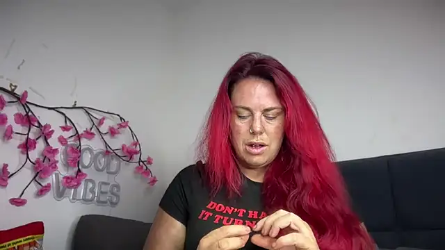 Snapshot of redxxxvixen chatting on 05/19/26, 09:22 redxxxvixen online show from 05/19/26, 09:22