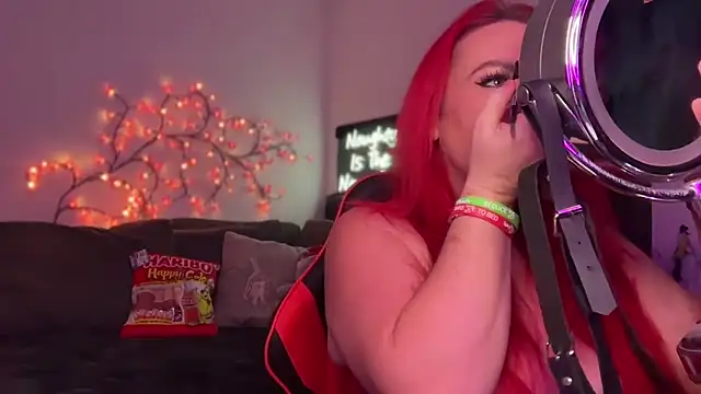 Snapshot of redxxxvixen chatting on 12/18/25, 02:32 redxxxvixen online show from 12/18/25, 02:32