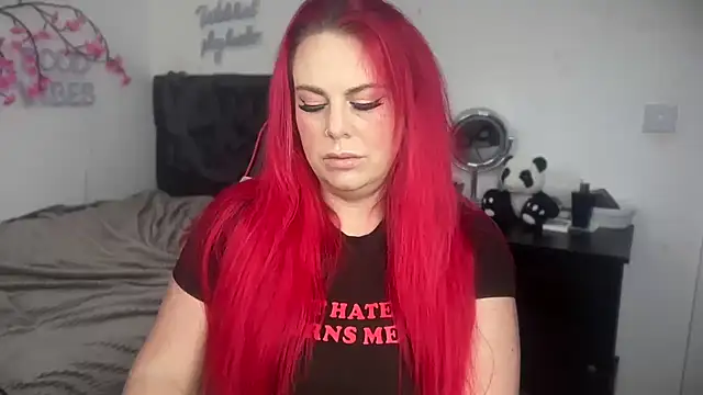 Snapshot of redxxxvixen chatting on 05/06/26, 12:31 redxxxvixen online show from 05/06/26, 12:31