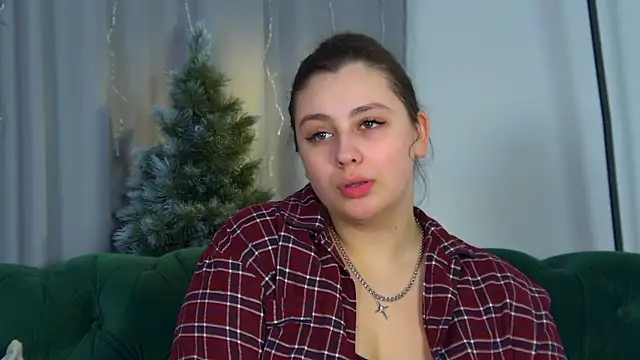 Snapshot of MaryMurray chatting on 12/17/25, 06:29 MaryMurray online show from 12/17/25, 06:29