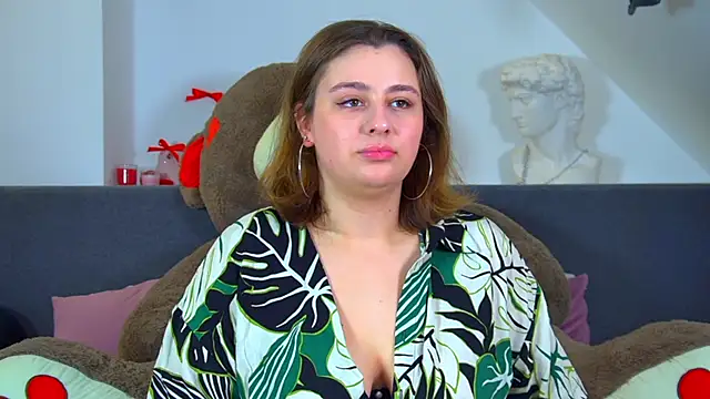 Snapshot of MaryMurray chatting on 10/19/25, 06:43 MaryMurray online show from 10/19/25, 06:43