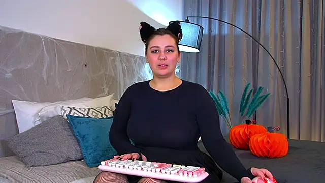 Snapshot of MaryMurray chatting on 10/31/25, 07:16 MaryMurray online show from 10/31/25, 07:16