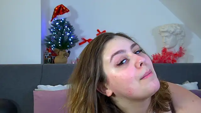 Snapshot of MaryMurray chatting on 12/14/25, 06:35 MaryMurray online show from 12/14/25, 06:35