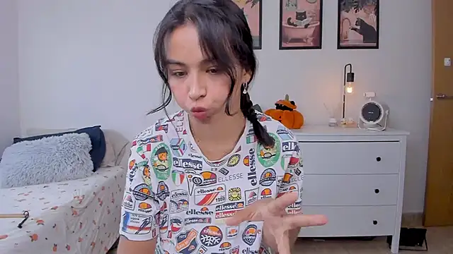 Snapshot of Adriennesexxx chatting on 09/30/25, 04:35 Adriennesexxx online show from 09/30/25, 04:35