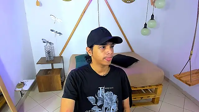 Snapshot of Brand_habes chatting on 10/29/25, 01:43 Brand habes online show from 10/29/25, 01:43