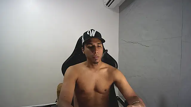 Snapshot of michaelhotbbc chatting on 10/01/25, 04:17 michaelhotbbc online show from 10/01/25, 04:17