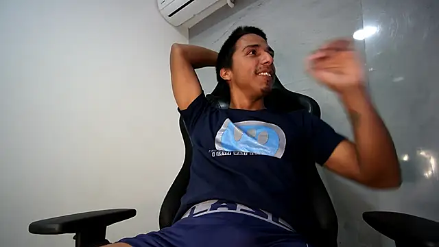 Snapshot of michaelhotbbc chatting on 10/31/25, 03:36 michaelhotbbc online show from 10/31/25, 03:36