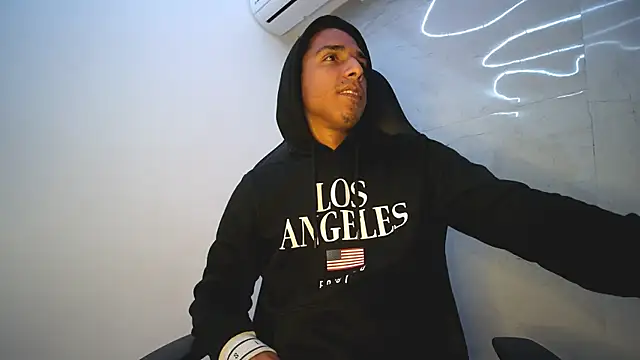 Snapshot of michaelhotbbc chatting on 10/15/25, 03:49 michaelhotbbc online show from 10/15/25, 03:49