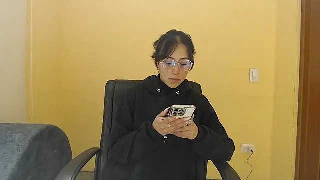 Snapshot of ling_ling24 chatting on 10/18/25, 03:08 ling ling24 online show from 10/18/25, 03:08