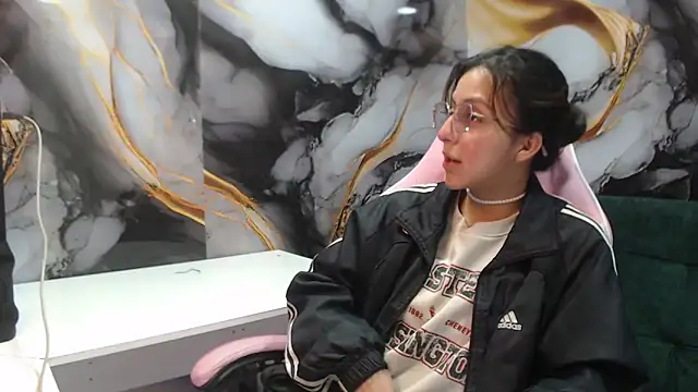 Snapshot of ling_ling24 chatting on 10/20/25, 03:41 ling ling24 online show from 10/20/25, 03:41