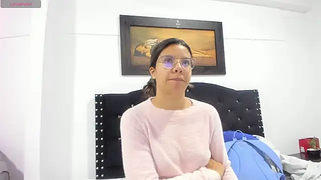 Snapshot of Vahiolet_smith chatting on 12/17/25, 03:22 Vahiolet smith online show from 12/17/25, 03:22