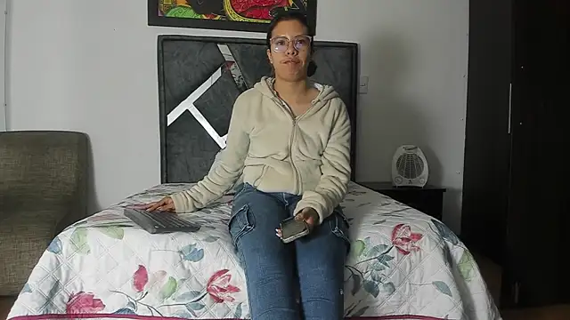 Snapshot of Vahiolet_smith chatting on 10/30/25, 02:54 Vahiolet smith online show from 10/30/25, 02:54