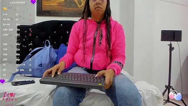 Snapshot of Vahiolet_smith chatting on 12/04/25, 03:27 Vahiolet smith online show from 12/04/25, 03:27