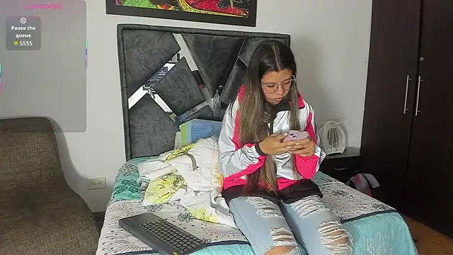 Snapshot of Vahiolet_smith chatting on 10/24/25, 02:10 Vahiolet smith online show from 10/24/25, 02:10