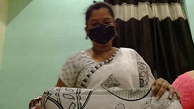 Snapshot of payal_sharma1 chatting on 05/13/26, 01:07 payal sharma1 online show from 05/13/26, 01:07