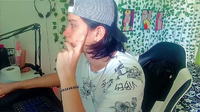 Snapshot of Andy_gray chatting on 06/20/26, 02:22 Andy gray online show from 06/20/26, 02:22