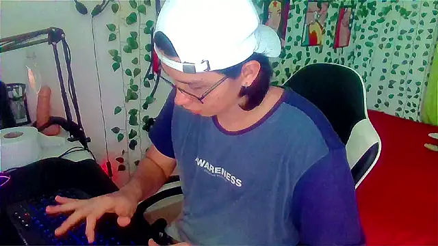 Snapshot of Andy_gray chatting on 06/12/26, 04:05 Andy gray online show from 06/12/26, 04:05