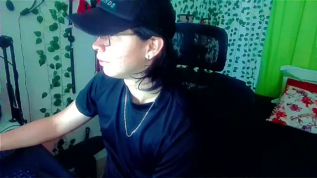 Snapshot of Andy_gray chatting on 07/08/26, 01:12 Andy gray online show from 07/08/26, 01:12