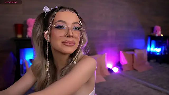 KylieJoyce online show from 03/04/25, 09:00