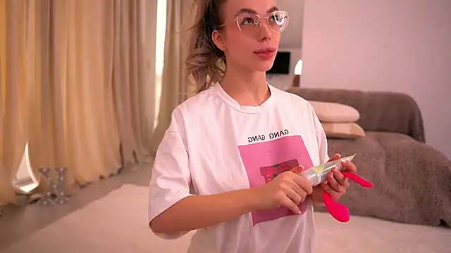 KylieJoyce online show from 04/01/26, 06:37