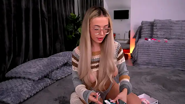 KylieJoyce online show from 10/15/25, 08:06