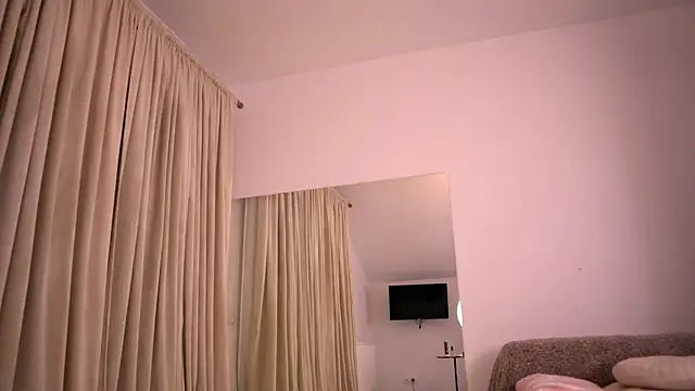KylieJoyce online show from 04/25/26, 08:17
