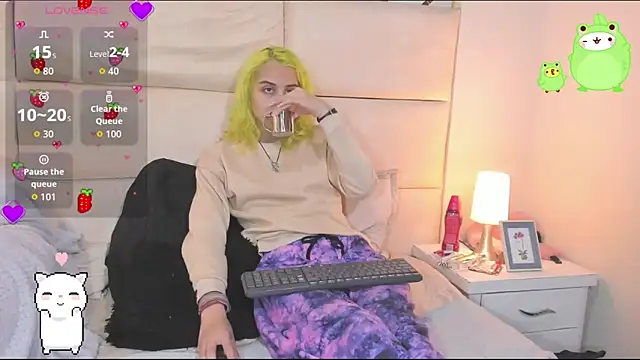 -kisa  online show from 10/24/25, 02:21