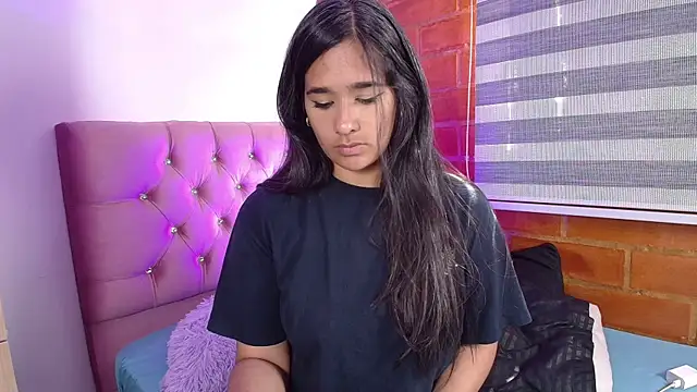 Snapshot of Maeena chatting on 12/13/24, 03:43 Maeena online show from 12/13/24, 03:43