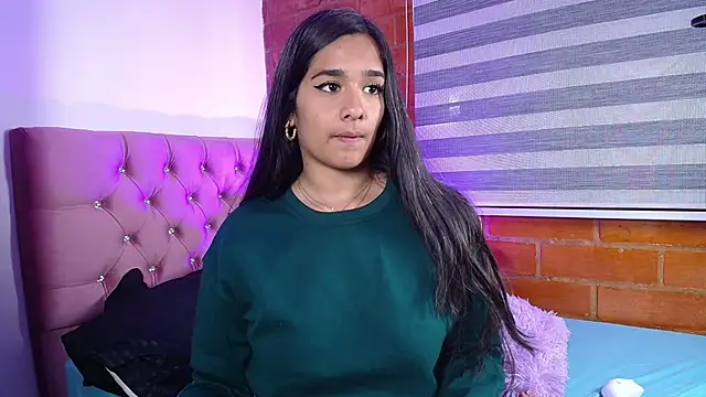 Snapshot of Maeena chatting on 12/10/24, 09:00 Maeena online show from 12/10/24, 09:00