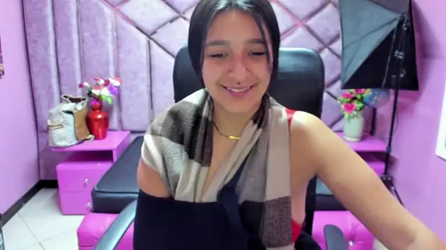 Snapshot of Sarah_Hornny chatting on 03/11/25, 03:04 Sarah Hornny online show from 03/11/25, 03:04